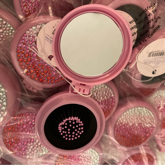 Wholesale 48 count box Target More Than Magic Compact brushes - Picture 5 of 5